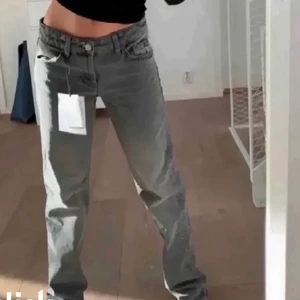 Zara jeans - Säljer mina lågmidjade jeans från zara, helt oanvända        HÖGSTA BUD 650!!!! Obs buda bara om du kan köpa dem!!