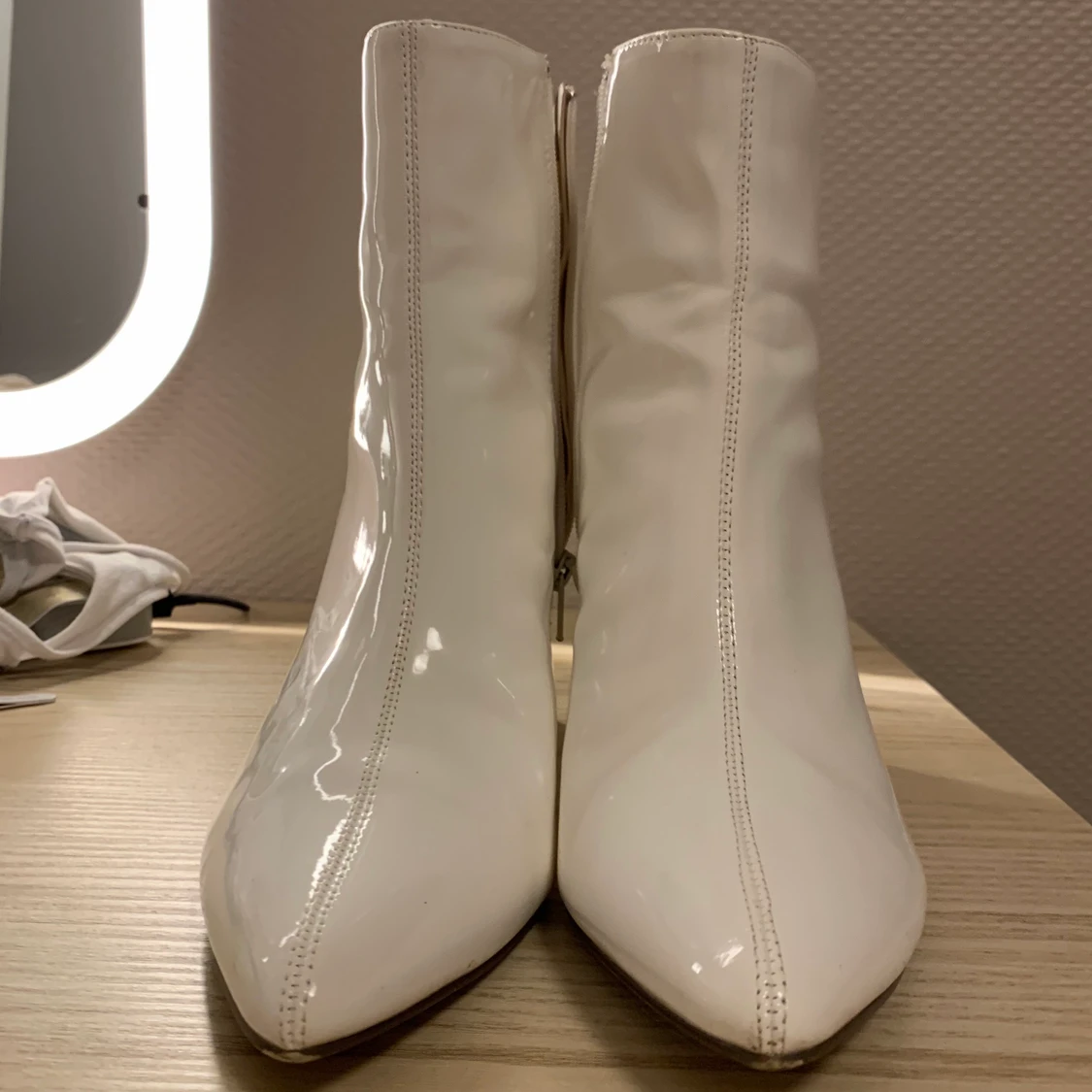 Vita spetsiga boots - 90