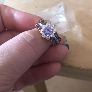 Äkta guldpläterade ringar - Guldpläterade ringar i fint skick, använda några få gånger. Bild 1: Storlek 18 (130 kr) Bild 2: Storlek 17 (200 kr) Bild 3: Storlek 15 (130 kr) Paketpris för allting är 400 kr! 