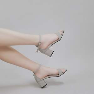 Ljusgrå sandaler med 6cm block-klack. Koreanskt märke. Bra skick, använda, lite märken men inget uppenbart. Storlek 37