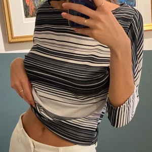 RANDIG TRÖJA - MÄRKE:  Hennes. STORLEK: S. SKICK: Mycket bra!!!. ✨OBS! FRAKTKOSTNAD TILLKOMMER✨