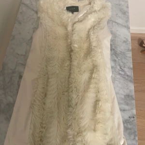 Säljer min väst från vila den är som ny - Säljer min fina väst från vila säljer för 150 den är som ny och jätte fin storlek xs