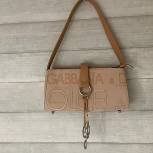 D&G BAGUETTE BAG! - Perfekt miniväska från D&G den jag köpte den av sa att den är äkta men har inget äkthetsbevis:) 