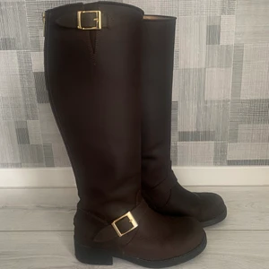 Johnny Bulls - Säljer dessa bruna stövlar från Johnny Bulls i storlek 38. Sparsamt använda. 300kr + frakt. Köparen står för frakt 