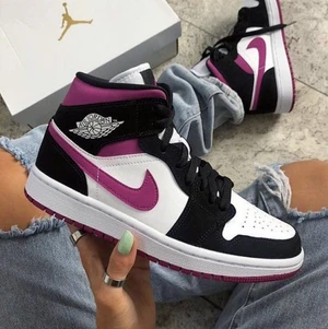 Jordans - Tänkte sälja min superfina äkta rosa Jordan som nästan är i nyskick! Dem är köpte för ungefär 1700kr men tänkte sälja dem för ca 1150kr eftersom att dem ej kommer till så mkt användning längre💞köparen står för frakten 