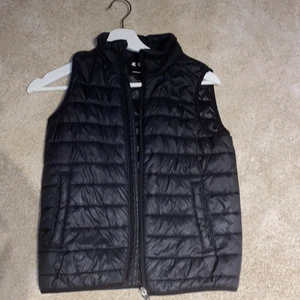 Svart dunväst  - Svart dunväst från stadium , Strl 134-140 men passar XS-S originalpris 449 kr 
