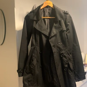 Kappa - Svart kort trenchcoat från H&M men köpt på plick. Tyvärr aldrig använts🤗