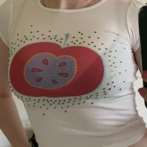 Söt topp!! - Super fin äpple topp med kristaller! Inga kristaller saknas! Barnstorlek 128. Men funkar bäst för XS eller mindre. Köparen står för frakt! ❤️