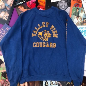 SWEATSHIRT!! 📀📀 - Vintage sweatshirt med Valley View Cougars motiv från Valley view high school i Arkansas. Tröjan är gjord av Russell athletic och är gjord i Usa. Tröjan är i bra vintage skick och är från sent 80-tal eller tidigt 90-tal, därav billigare pris då tröjan har blivit tunnare i materialet, fortfarande bra vintage skick dock men blivit väldigt tunn. Skulle säga att tröjan är XS. Det är bara att skriva om du undra något, läs gärna bio innan dock! Ord pris: 249 ✌🏻🌱💫