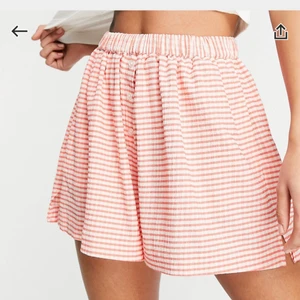 Tygshorts  - Söta shorts från asos i korall och vit färg. Helt oanvända, säljes pga jag glömde skicka tillbaka. Kan ev mötas upp i Malmö/Lund, annars tillkommer frakt. 