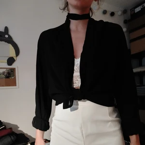 Blus i polyester - Prislapp kvar! Går att bära på många olika vis om man vill det!