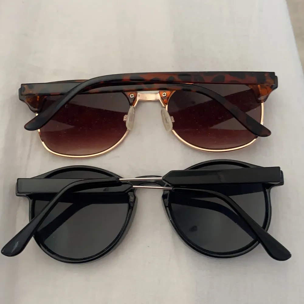 Säljer dom här 2 solglasögonen för är inte i behov av dom, använt nån enstaka gång kanske. Det är inget speciellt märke på dom, tror båda är från H&M, köpa för 100kr styck och säljer för 50kr styck, du står för frakten💗. Accessoarer.