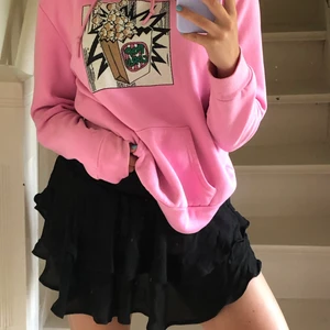 snygg rosa hoodie! - rosa hoodie i storlek M! 💕⚡️ passar mig som har S!! snygg rosa färg med tryck där fram 💕💕💕💕 finns minimala fläckar men inget som märks 