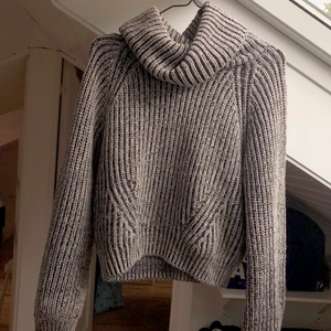 Stickad tröja med krage  - Storlek XS men känns som en M/S 