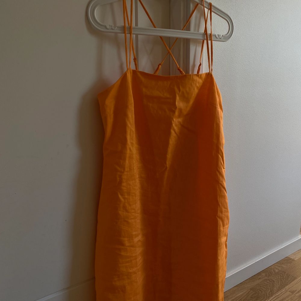 Sjukt fin och somrig linneklänning i orange färg. Så fin färg nu i sommar o speciellt när man är brun 😍🤎 Prislappen sitter kvar så den är helt i nyskick. Storlek 36, går även att spänna in och ut banden i ryggen. 💖. Klänningar.