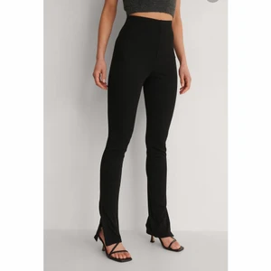 BYXOR m slits från na-kd!! - Ribbade byxor m slits från na-kd!!! Strl 36.  Modellen på bilden är 168 cm lång❤️ liteeee korta på mig som är 170 cm ❤️‍🔥 aldrig använda!! Skriv för fler bilder 😇