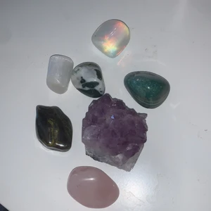 Kristaller  - Bra skick, ametist, tigers iron, rosenkvarts, grön agat, selenite, och en jag inte söker på, trpr träd agat