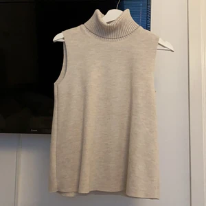 Väst - En väst från zara är nu tillsalu:) aldrig använd och prislapparna kvar. Köpte den utomlands i spanien om jag minns rätt. Köpt för ungefär 160 kr och har utgått ur sortimentet. Skriv för mer information 