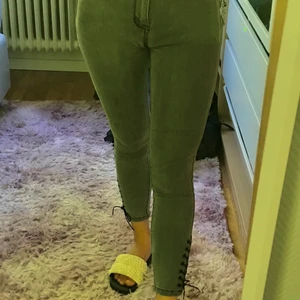 abercrombie & fitch grey jeans with strap - Rarely used jeans from brand “abercrombie & fitch”, American jeans brand since 1892 Color: smoky grey Size: 26 (I usually need 27, it also fits) Strap design on both sides!