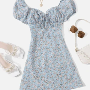 Klänning strl M/L - Säljer nu denna fina klänning då den tyvärr inte kommer till användning. Pris kan diskuteras.