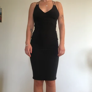 Svart snygg klänning - Lite trasig i ena snöret men lätt att sy tillbaka i klänningen. Denna snygging kan vara med på många utekvällar. Skit snygg klänning!