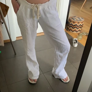 Roxy Linnebyxor stl S - Hej!! Säljer mina Linnebyxor från Roxy i stl S då jag råkade beställa två istället för en. OBS, inte dem på bilderna!! De på bilderna är ena av de jag beställde som också är i stl S, de jag säljer är helt oöppnade och redo att säljas!❤️❤️ Vill också sälja dem för över 550 då jag köpte byxorna för ungefär det priset❤️