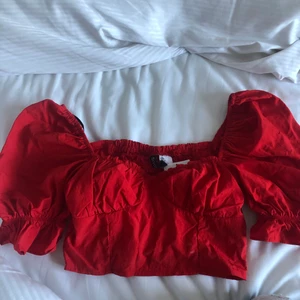 röd puffärm blus - nyskick lappen är fortfarande kvar, skriv för fler bilder, säljer för den är för liten för mig 