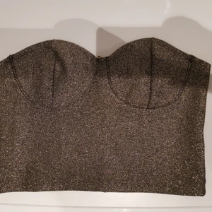 Top/korsett - Glittrig top/korsett i färgen guld från H&M i storlek M. Använd en gång ✨ Gratis frakt  💌