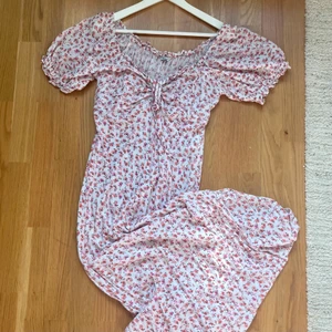 ONLY småblommig milkmaidklänning strl 42 - Underbar vit långklänning från ONLY, små rosa blommor som mönster 🌸🌺🌷 Storlek 42 och har tyvärr blivit för stor för mig, annars hade jag gärna behållt den själv! Knappt använd, skulle säga att den funkar för 40-44 i strl, frakt ingår 💕
