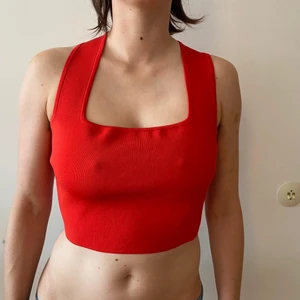 Röd topp, storlek L - Ny med prislappen på. Storlek l. H+M. Stretchig!! 