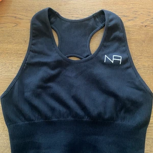 Träningstopp  - Bra kvalité och bekväm. Säljer för att den inte passar min form riktigt☀️