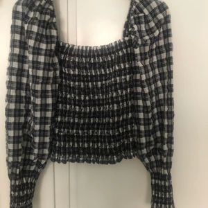 Topp från HM - Rutig topp från HM med puffiga armar. Använd en gång, strl M men stretchen gör att den passar dem flesta.