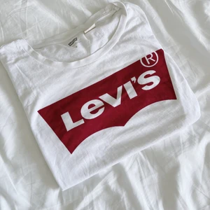 Levis T-shirt - Flyttrensar garderoben så här kommer plagg jag inte använt på länge tyvärr, allt är fint skick 