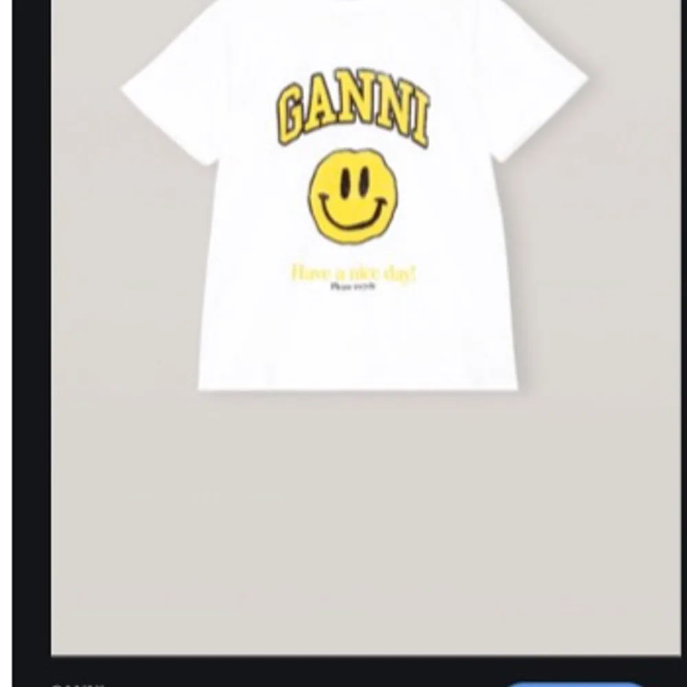 Intressekoll!!! En nästan helt oanvänd t shirt från Ganni! Den är något för stor för mig buda i kommentarerna. Säljer ändats vid bra bud!!!! slutsåld                                                                                   Köpt på Gannis hemsida i storlek S kan även byta mot en xs!!. T-shirts.