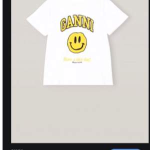 Intressekoll!!! En nästan helt oanvänd t shirt från Ganni! Den är något för stor för mig buda i kommentarerna. Säljer ändats vid bra bud!!!! slutsåld                                                                                   Köpt på Gannis hemsida i storlek S kan även byta mot en xs!!