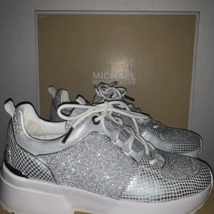 michael kors skor  - Nya par skor som jag köpte för 1 år sen dem kom aldrig till användning.