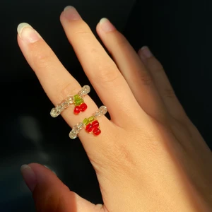 Ringar - En jordgubbsring och en körsbärsring 7kr st + 12kr frakt🍒🍓 jag har gjort dom själv och om du är intresserad kontakta mig❤️