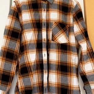 Superfin skjorta som passar perfekt att ha över tshirt en sommarkväll. Oversize S, säljes pga trångt i garderoben. 