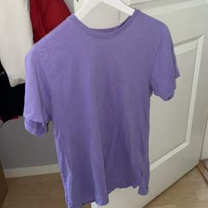 En lila somrig t-shirt, 100% organisk bomull. Hör av dig om du har frågor!💜
