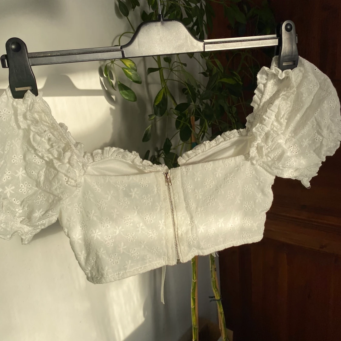 In the style x Dany Dyer | Vit croptop med spets och volanger! - 90