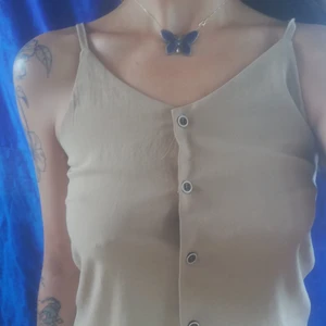 Topp - 🦋Beige topp i tunnt dubbelfodrat material. Köpt i Singapore. Samfraktar gärna! Kan också mötas upp i Göteborg och annars står köpare för frakt. 🦋