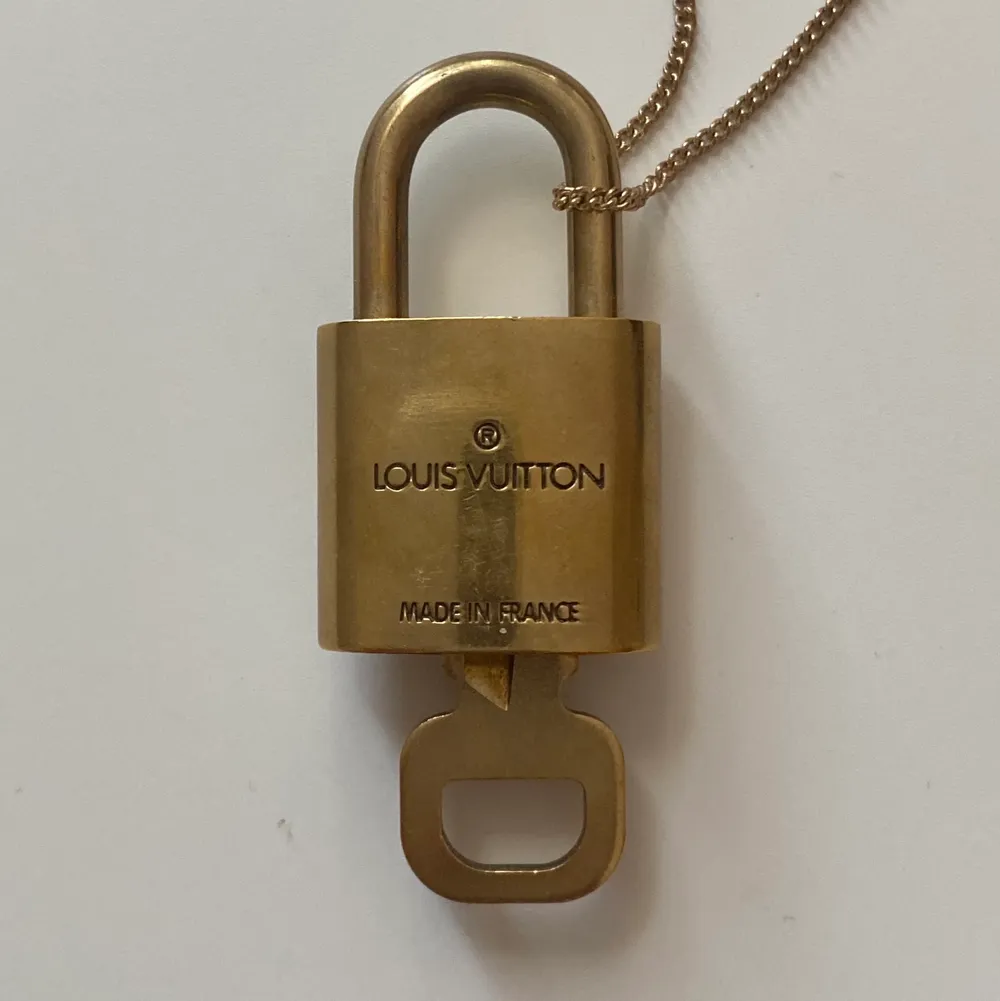 Säljer mitt lås från LV som jag använt som halsband. Jättecoolt att använda som smycke men får ingen användning av det längre ✨ . Accessoarer.