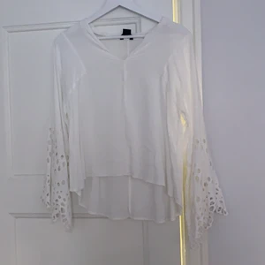 Blus utsvängda ärmar stl XS - Jätte fin vit blus med utsvänga ärmar. Från Lindex. Storlek XS