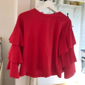 Volangärmad tröja - Jättefin volangärmad tröja i small. Använd max 2 gånger men väldigt fin!