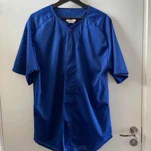 Kortärmad blå baseball tröja - Baseball tröja köpt second hand i bra skick!