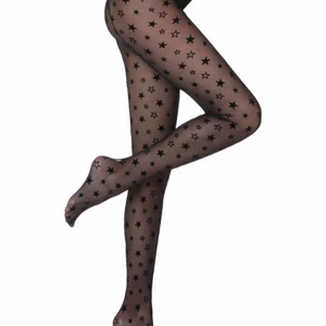 Strumpbyxor med stjärnor på från Calzedonia - Säljer mina helt oanvända strumpbyxor med stjärnor på från Calzedonia i stolek L men passar M! Säljer för 100kr eller bud! Plus frakt (skulle gissa på att frakten ligger runt 30kr)