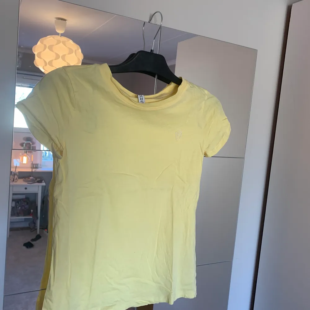 En helt ny gul fin tröja från hm. Kan mötas om du bor i närheten annars frakt . T-shirts.