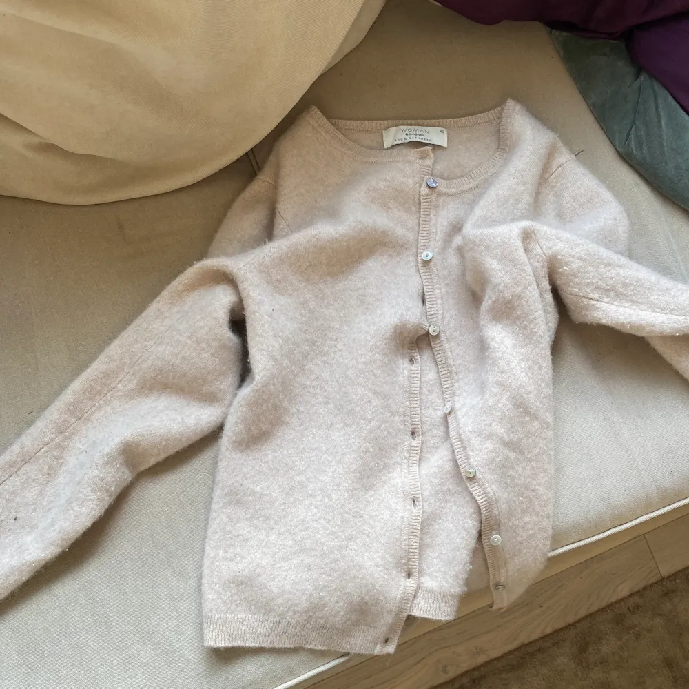 Kofta i 100% Cashmere inköpt på Arkivet i Stockholm (second hand). Koftan är fin men tecken på användning finns och den är lite noppig. Storleken är FR 40 men jag skulle säga att den motsvarar en XS eller S. Köparen står för ev frakt. . Stickat.