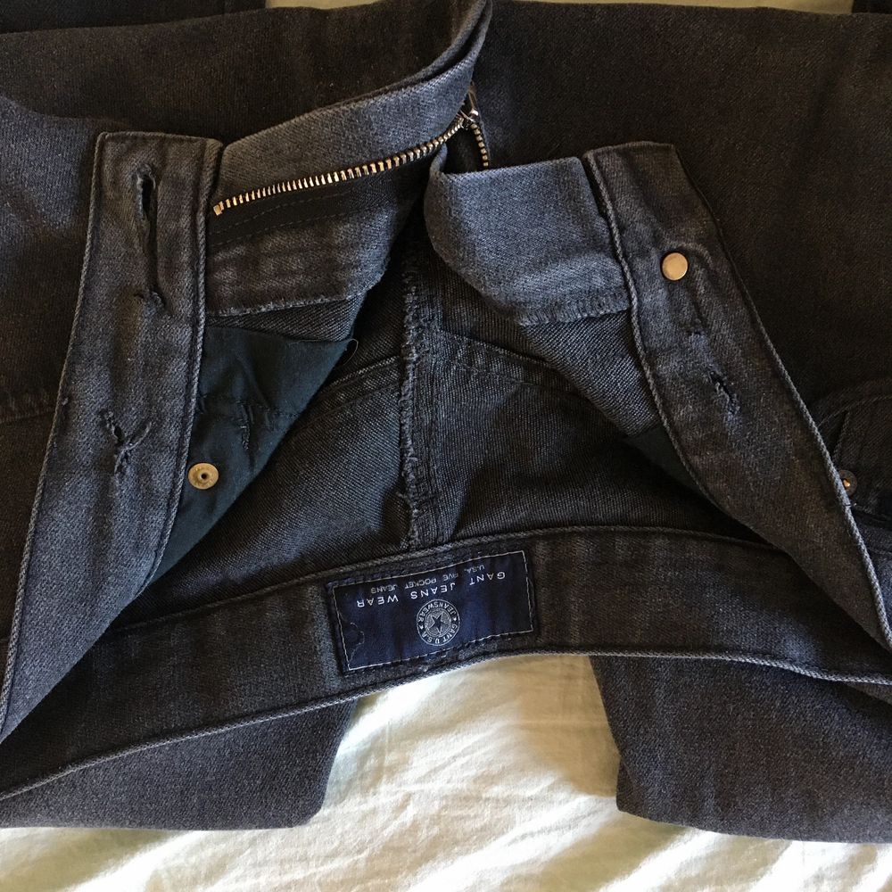 gråa jeans från gant herr. storlek 33, sitter på en 29, därav väldigt baggy! jag är 167 för längd referens. bra skick! finns 2 hål på insidan av jeansen (syns ej på utsidan då de inte gått igenom 2 lager) för har använt en tråd där som skärp. . Jeans & Byxor.