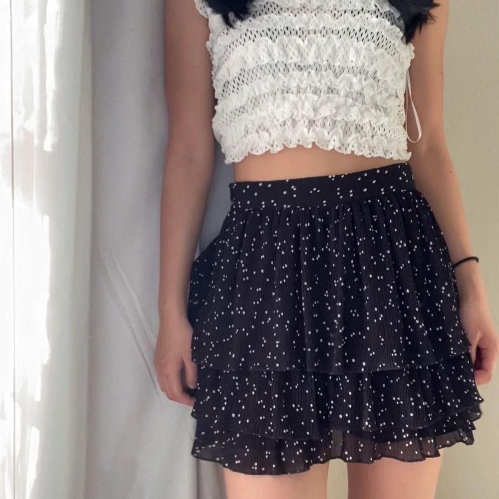 superpopulär prickig zara kjol, med inbyggda shorts, storlek XL men är väldigt liten i storleken, passar L och möjligtvis M. Säljer åt en kompis, på bilden bär jag min egna kjol i S💕 buda i kommentarna, frakt:60kr kjolen har testats men har prislappen kvar💕 Buda i kommentarsfältet😊 DIREKT:400 ink frakt. Kjolar.